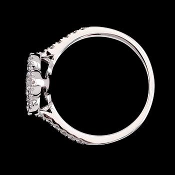 RING, 18K vitguld, diamanter tot ca 0.57 ct.