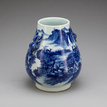 URNA, porslin. Kina, modern tillverkning.
