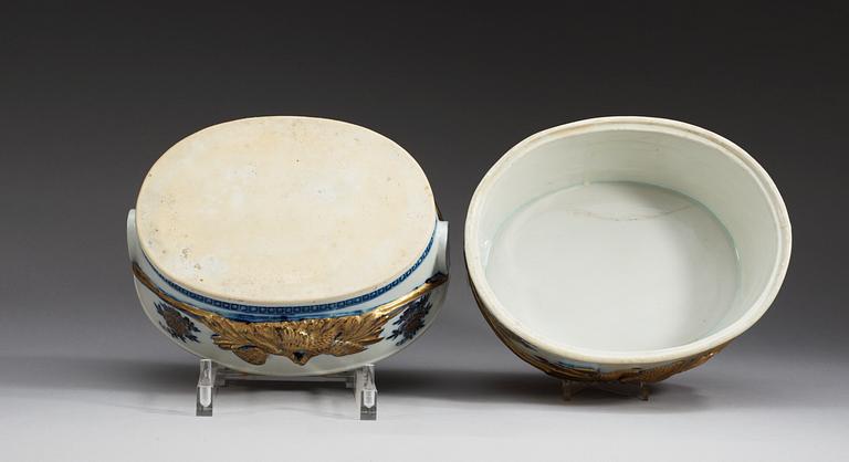 A pair of blue and white tureens, Qing dynasty, Jiaqing (1796-1820).