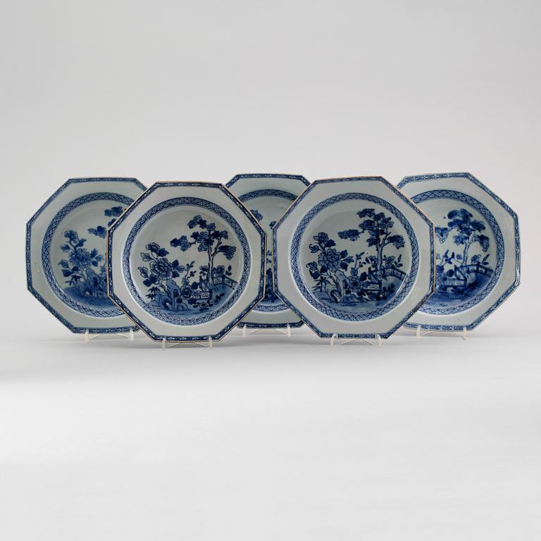 TALLRIKAR, 5 st, porslin, Kina, Qianlong 1736-1795.