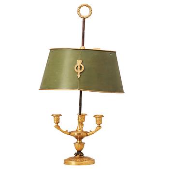 1448. BORDSLAMPA, s. k. lampe bouillotte, för tre ljus. Empire, 1800-talets början.