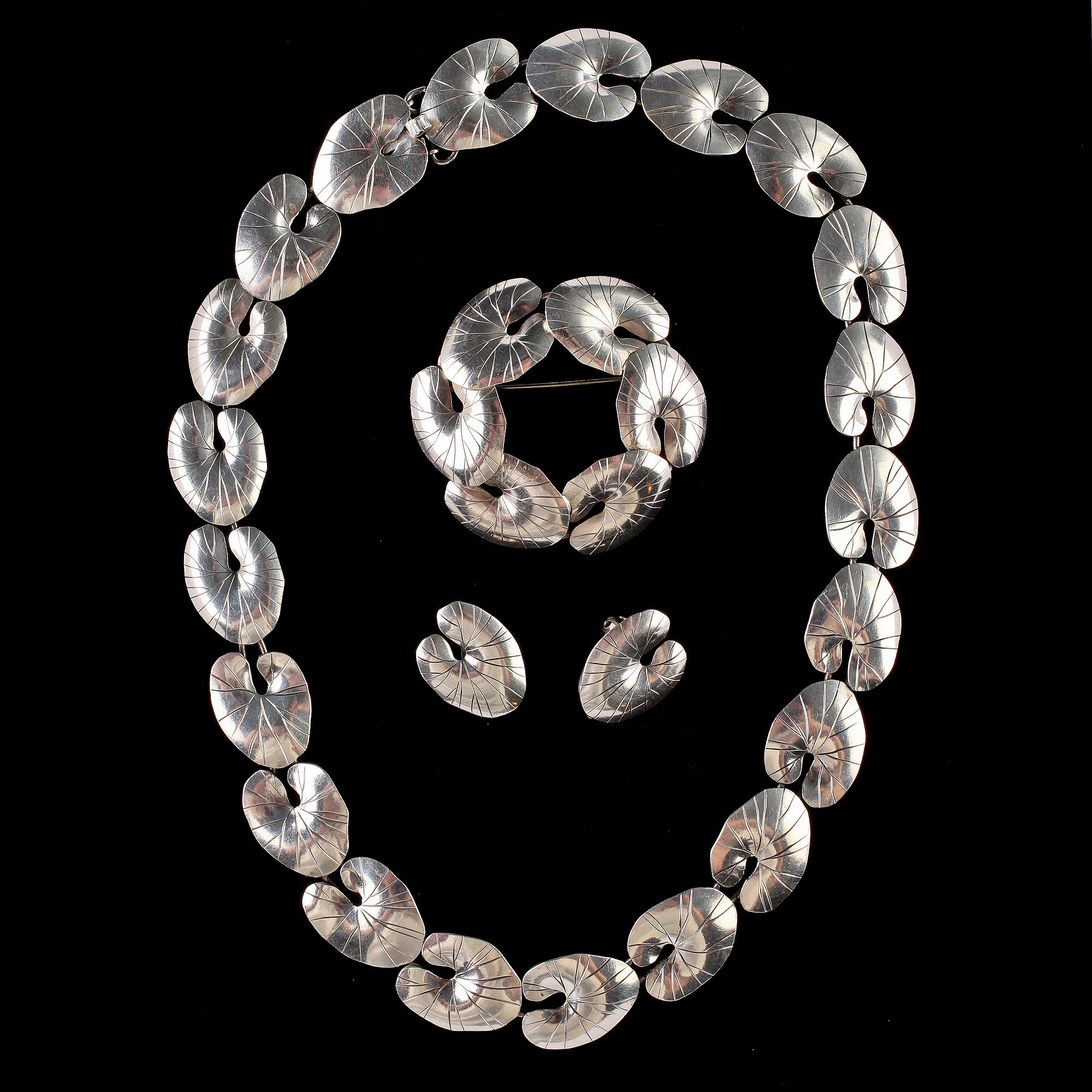 HALSBAND, BROSCH samt ÖRHÄNGEN, ett par, silver, stmpl MIC, Stockholm, 1900-tal.