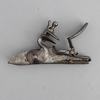 A lot comprising five powderhorn and flasks, and a flintlock. 18th and 19th Century.