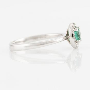 Ring in 18K gold with a faceted emerald and round brilliant-cut diamonds.