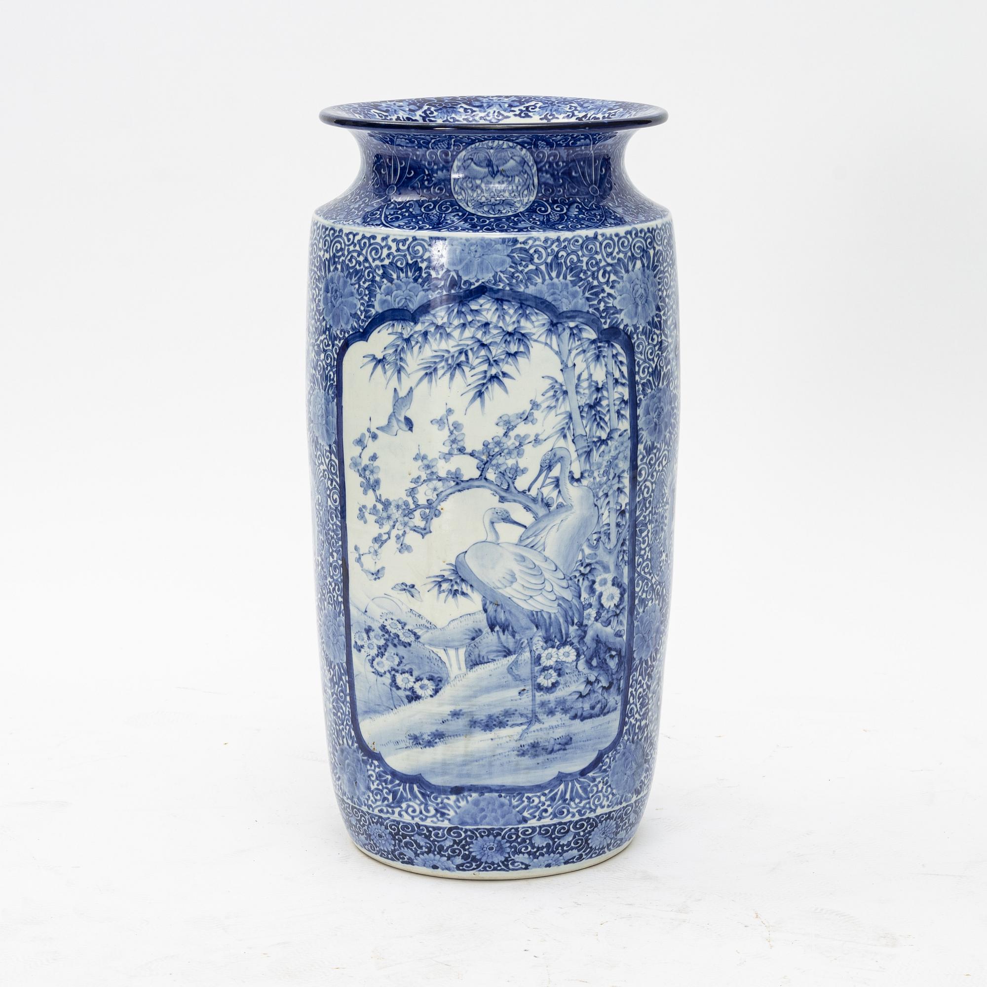 A large porcelain vase, Japan, first half of the 20th Century.