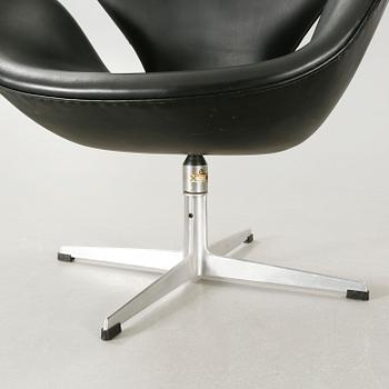 ARNE JACOBSEN, fåtölj, "Svanen", Fritz Hansen, Danmark, 1960-tal.