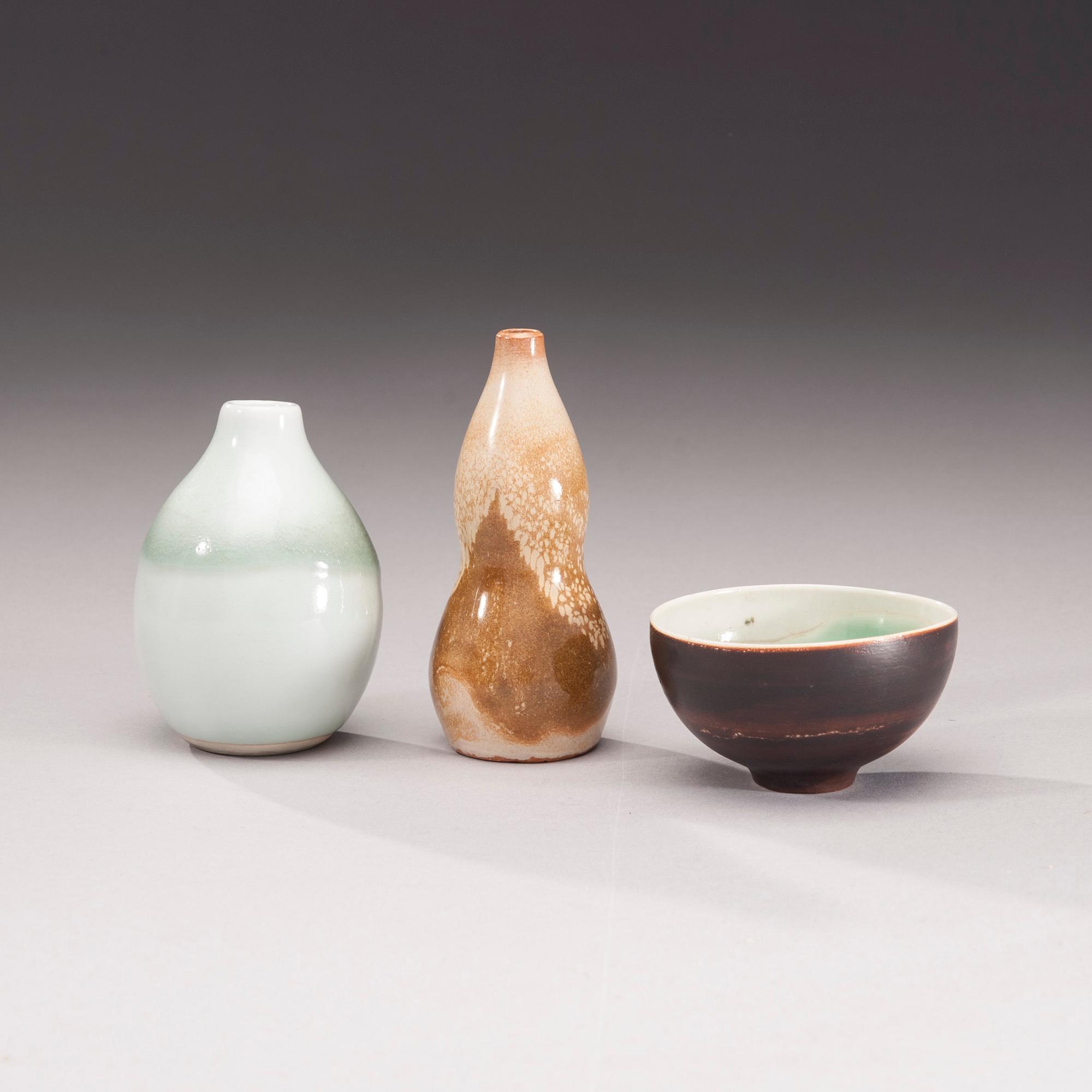 MINIATYRVASER, 2 st, och SKÅL, keramik, bl a  Friedl Holzer-Kjellberg, signerade F.H.Kj. Arabia Finland.