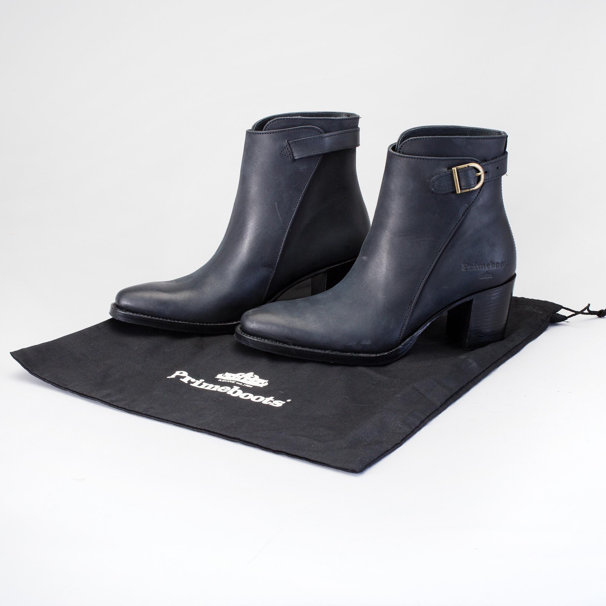 Dark blue leather ankle boots from Primeboots model Bonita low. Bukowskis