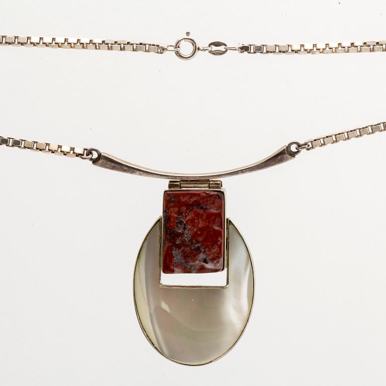 3 silvercollier, malakitkulor, pärlemor och rött stenämne, virad halsring Georg Jensen.