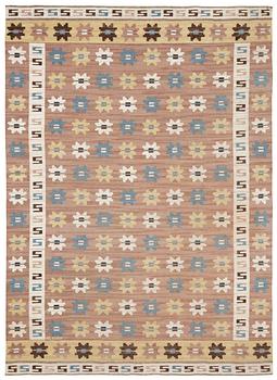 938. CARPET. "Kryptans matta" ("Sipporna"). Flat weave (Rölakan). 350 x 255 cm. Signed AB MMF.