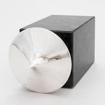 Pekka Piekäinen, veistos, anortosiitti ja hopea, leimattu 1999 Platinoro, Turku.