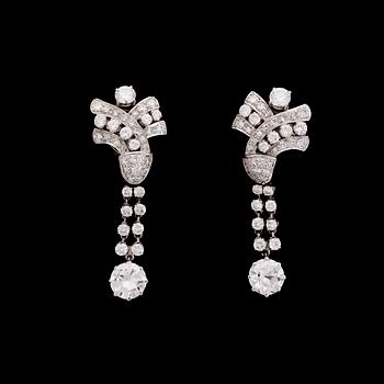 822. A pair of brilliant cut diamond earrings, tot. app 4.20 cts, 1950's.