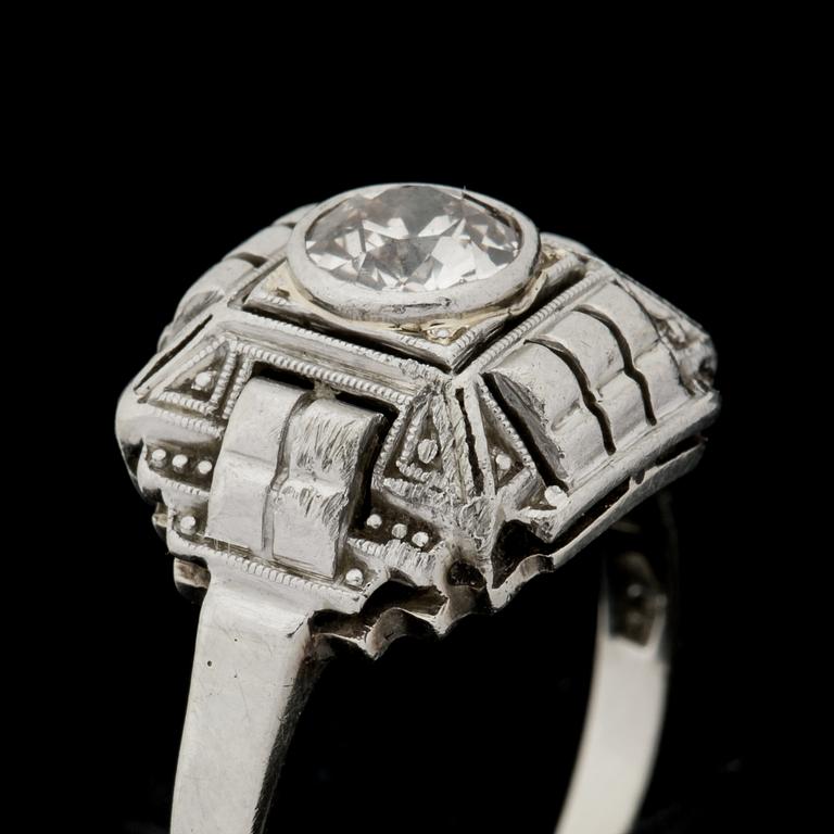 RING, 14 k guld med gammalslipad diamant ca 0,60 ct. Vikt ca 3 g.