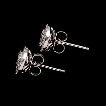 ÖRHÄNGEN, 1 par, 14 k vitguld, briljantslipade diamanter tot 0.66 ct.