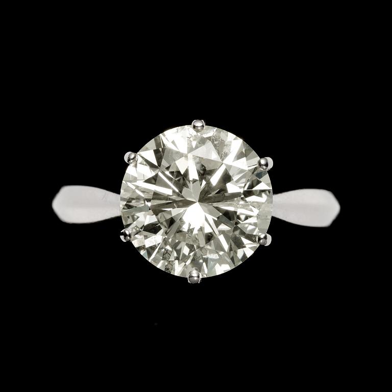 A brilliant cut diamond ring, 5.55 cts.