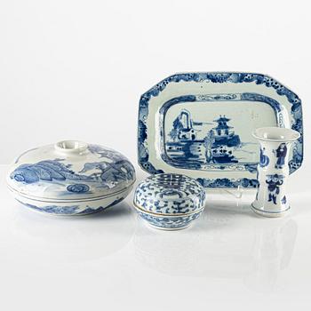 Serveringsfat, vas samt två lockaskar, porslin, Kina, 1700-1800-tal.
