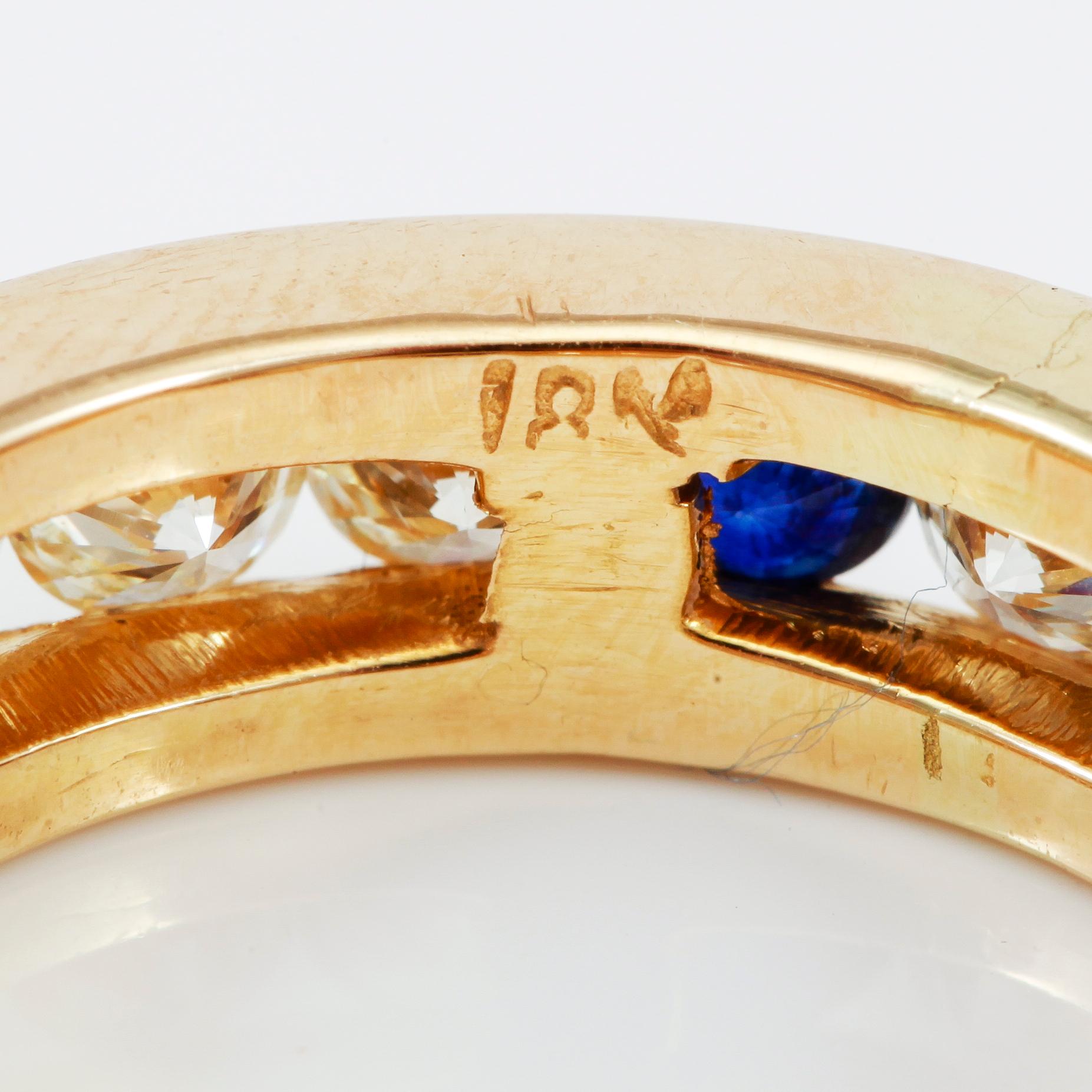 RING, 5 blå safirer samt 15 briljantslipade diamanter totalt ca 2,40 ct.