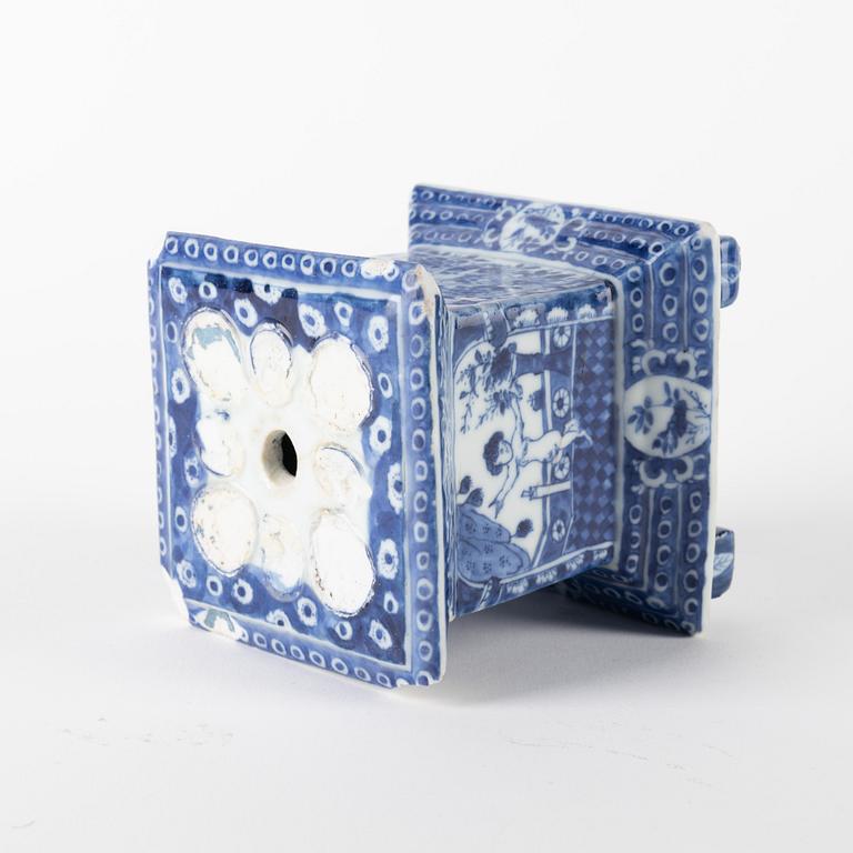 A blue and white fragment/base of a tulip vase, Qing dynasty, Qianlong (1736-95).