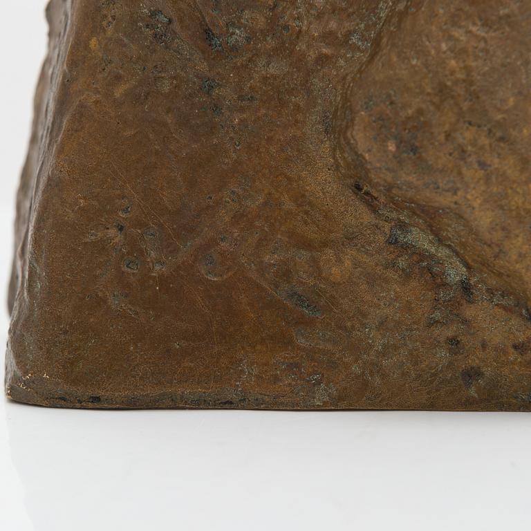 Jussi Vikainen, veistos, pronssi, signeerattu ja päivätty -83.