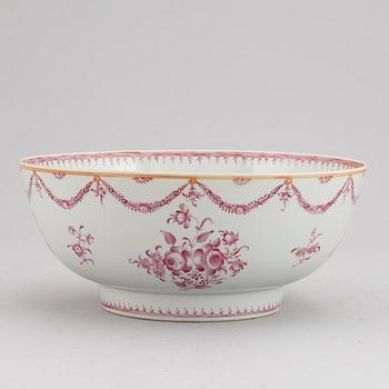 A Chinese Export punch bowl, Qing dynasty, Qianlong (1736-95).