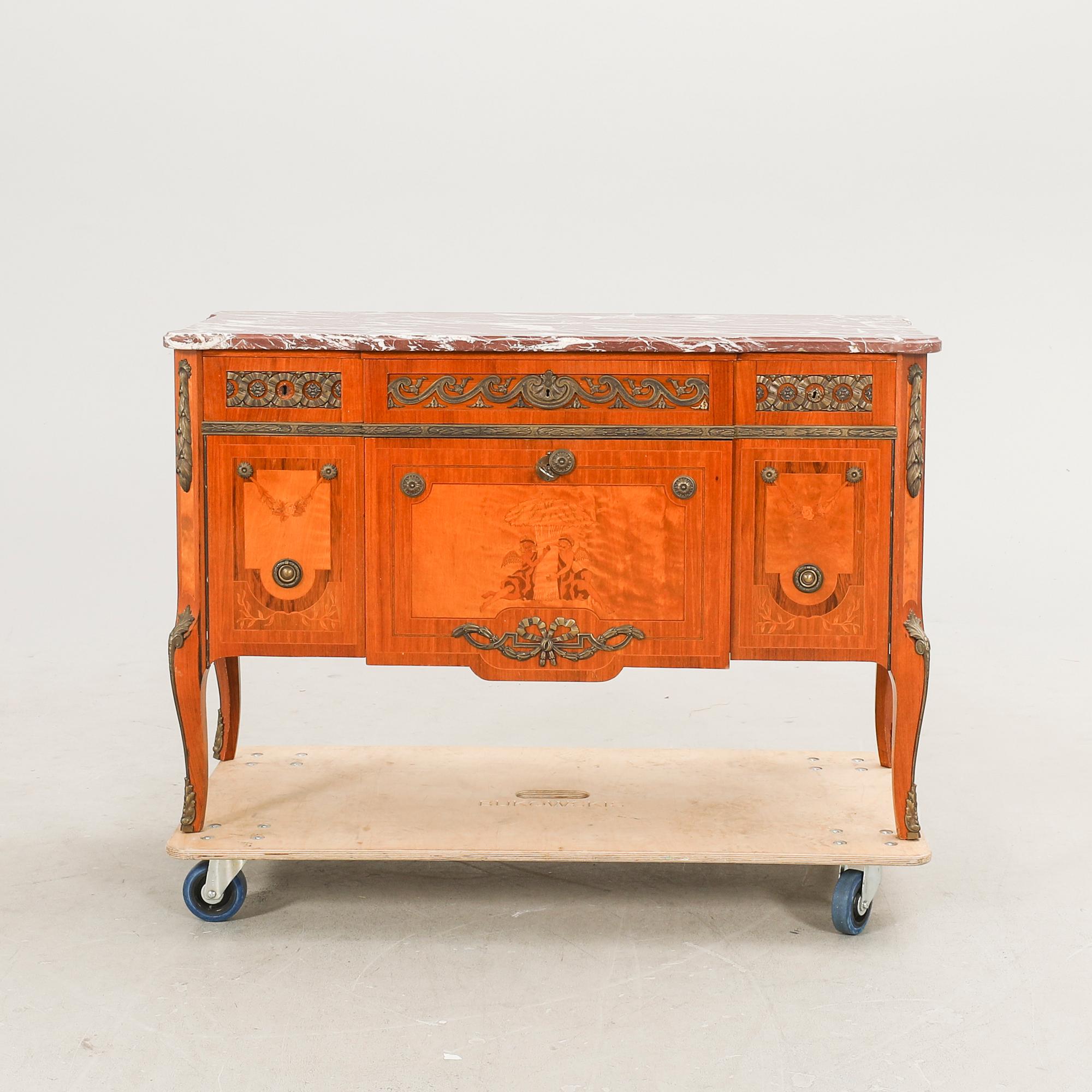 A mid 1900s Gustavian style mahogany dresser.