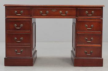 SKRIVBORD, engelsk stil, 1900-talets andra hälft.