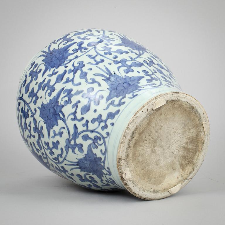 A blue and white jar, Ming dynasty, Wanli (1573-1620).