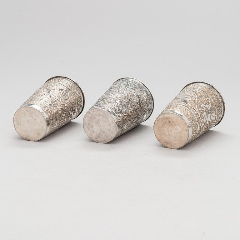 Silverföremål, 9 st: fat, tre servettringar och fem bägare, sannolikt Indien, 1900-tal.