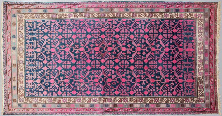 MATTA, antik, Khotan/Östturkmensk, ca 372 x 189 cm.