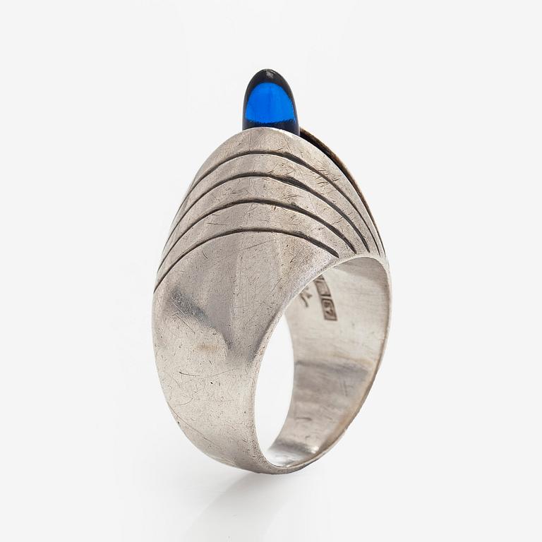 Anna-Greta Eker, ring, silver, syntetisk safir, Auran Kultaseppä Åbo 1958.