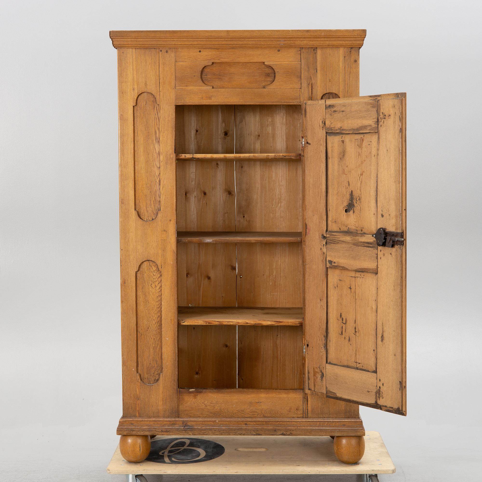 A cabinet, 18th century.