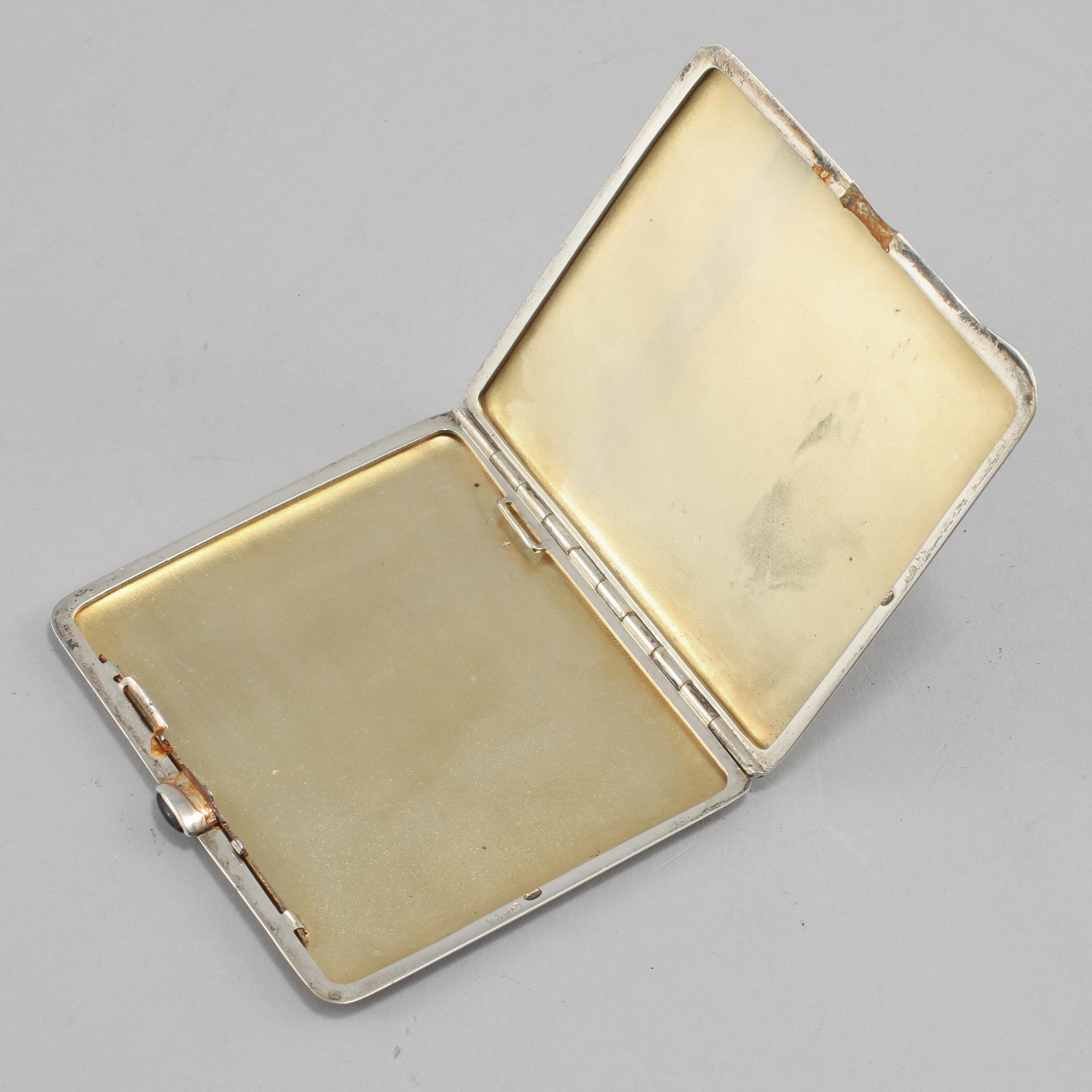 CIGARETTETUI, silver, importstämplad, omkring 1900-talets mitt. Vikt 95 g.