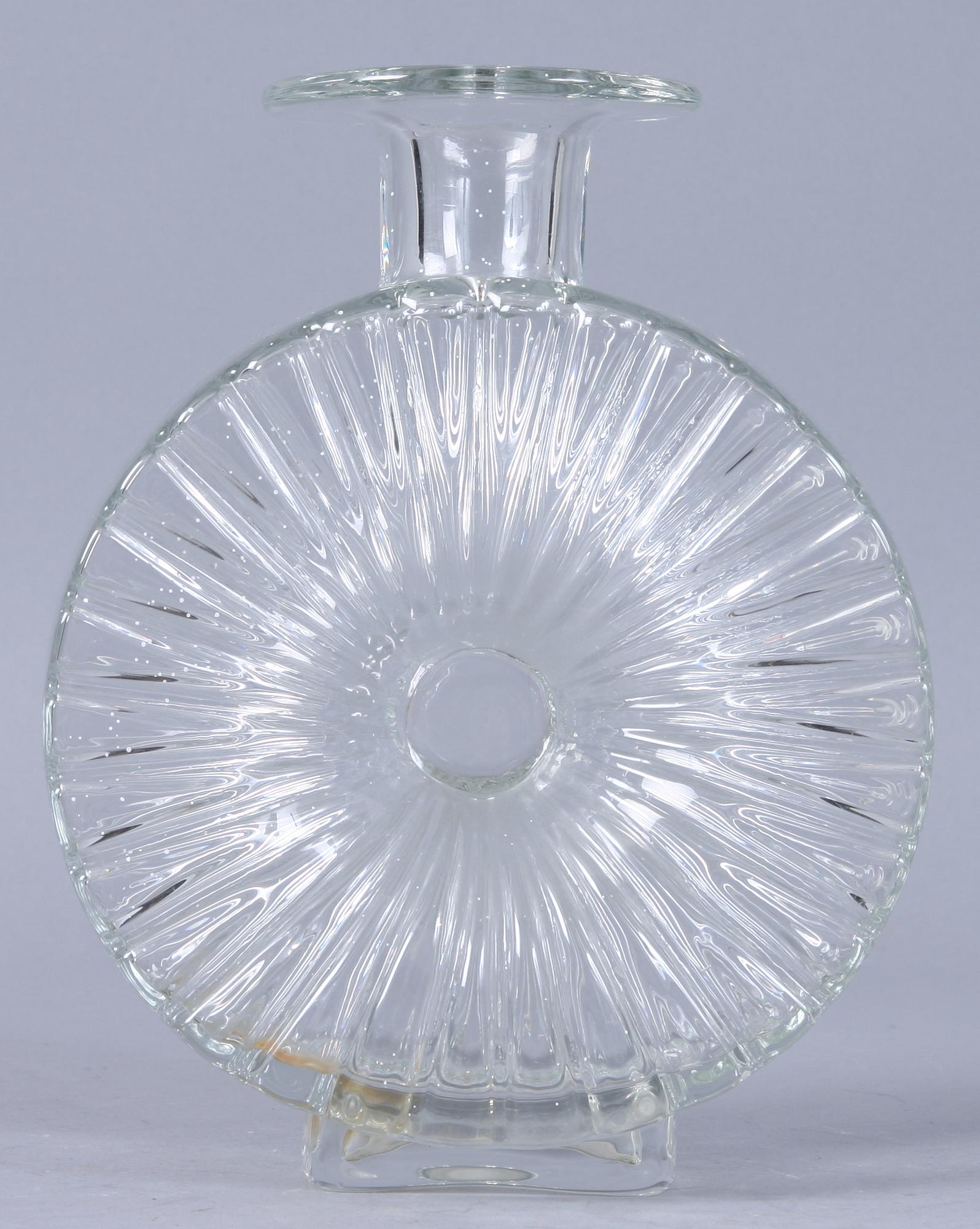 KARAFFER, 4 st samt VAS, glas, 1900-tal.