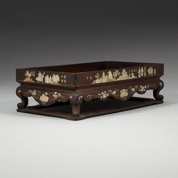 Opiumbricka, trä med inläggningar i pärlemor. Qingdynastin, 1800-tal.