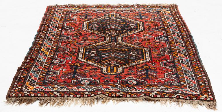 An Old Shiraz carpet, ca 290 x 140 cm.