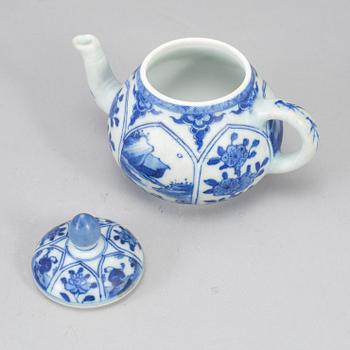 A blue and white teapot with cover, Qing dynasty, Kangxi (1664-1722).