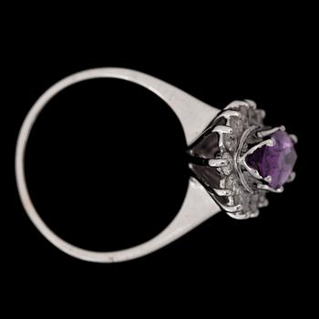 RING, 14k vitguld med navettslipad ametist ca1,65ct och briljantslipade diamanter tot ca0,42ct. 2000-tal. Vikt 3,1g.