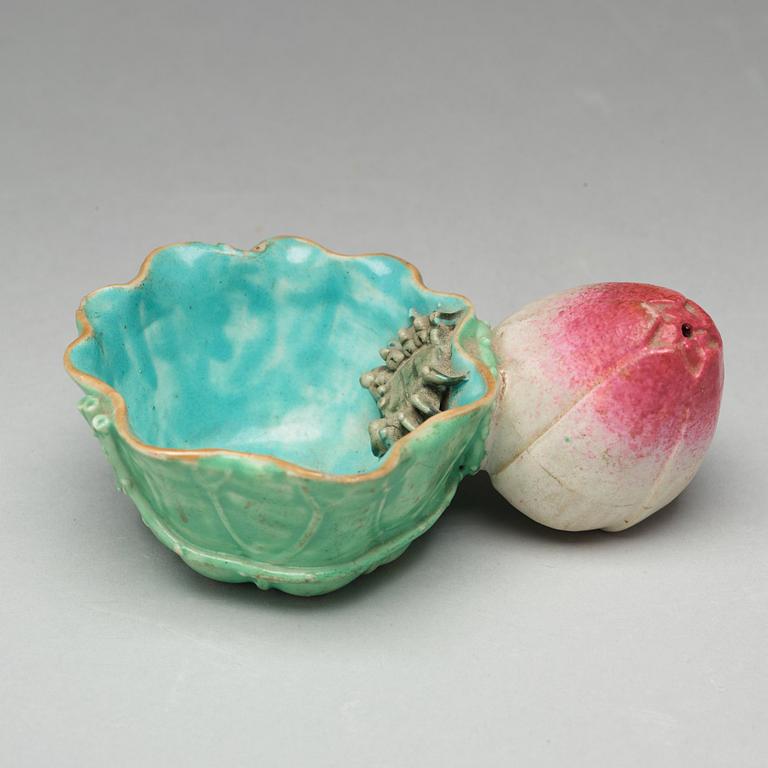 PENSELBAD med VATTENDROPPARE, porslin. Qing dynastin, 1800-tal.