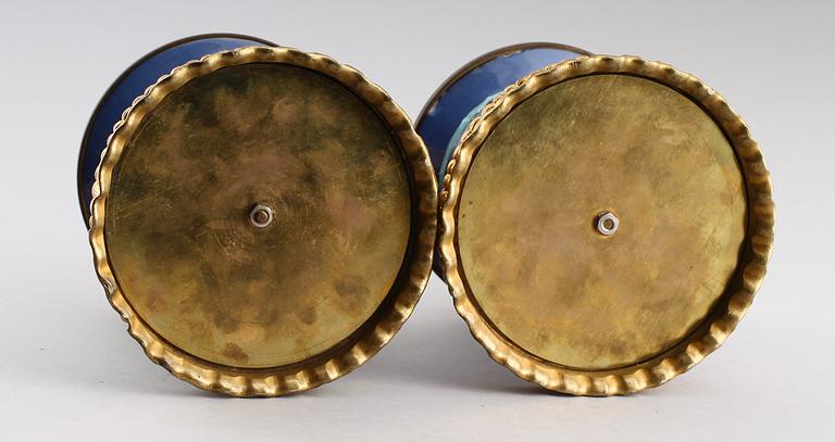 LOCKBURKAR, 1 par, porslin och brons, Kina, 1800-tal.