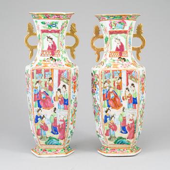 A pair of famille rose canton vases, Qing dynasty, 19th century.