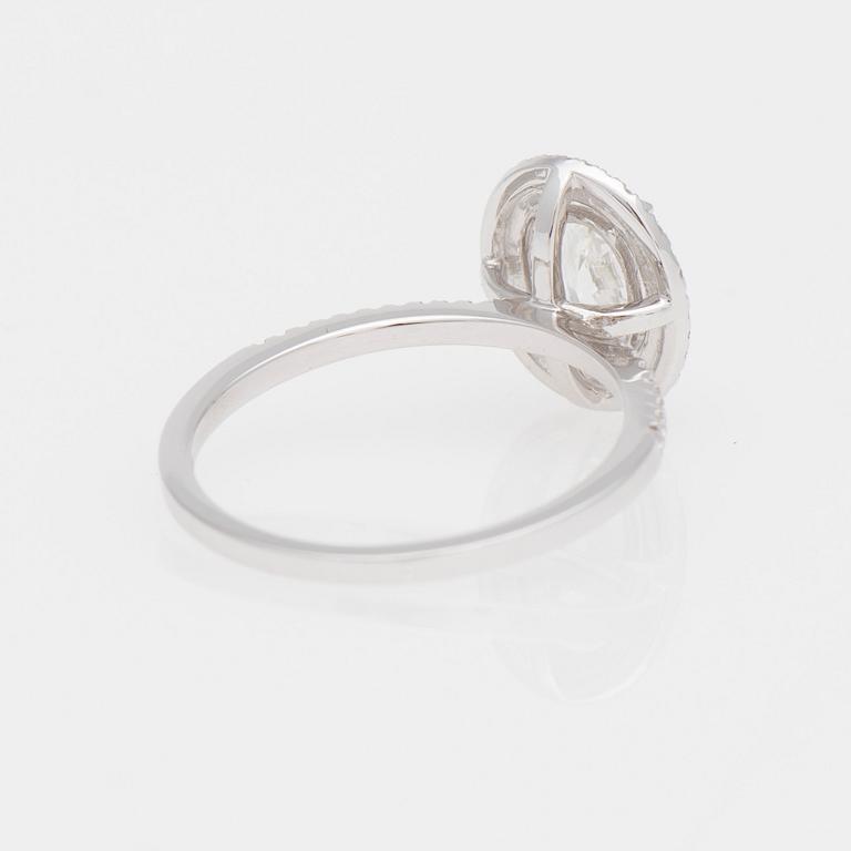 RING, vitguld 14K, ovalslipad diamant ca 1,01 ct. Små diamanter tot. ca 0,80 ct.
