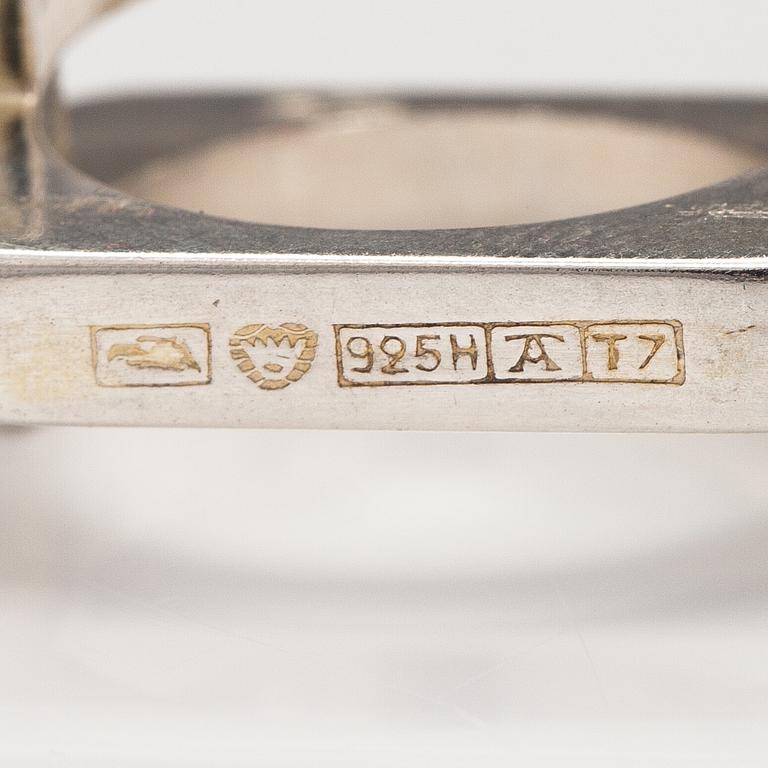 Pekka Piekäinen, Sormus, sterlinghopeaa. Auran kultaseppä, Turku 1972.