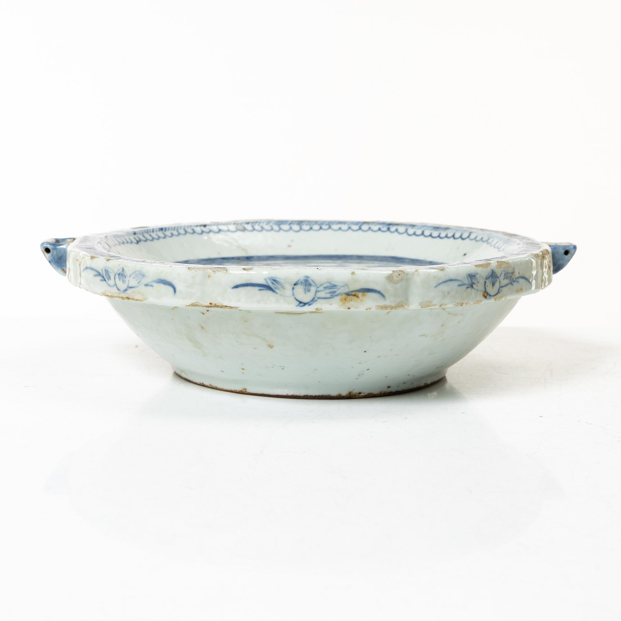 A warming stand and covered bowl, porcelain, China, 19th century.