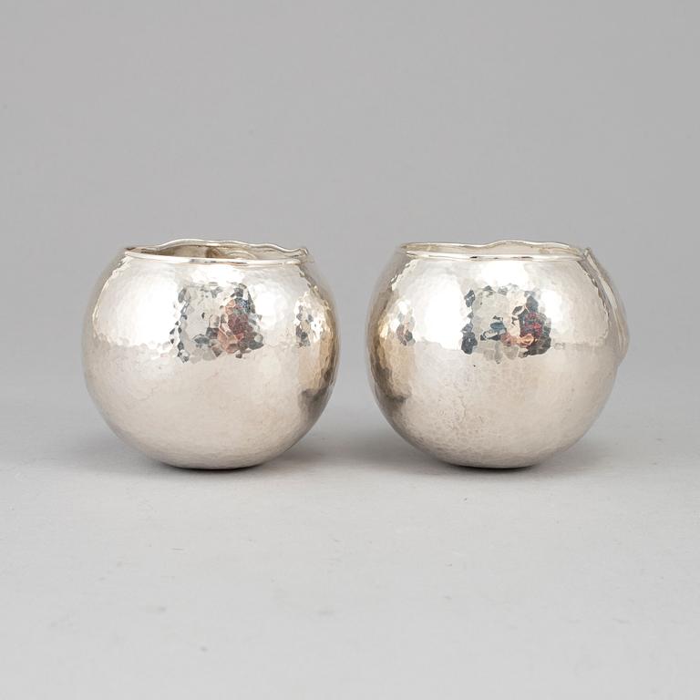 OLLE OHLSSON,  a pair of sterling tumblers, import marks, nr 245, 247.