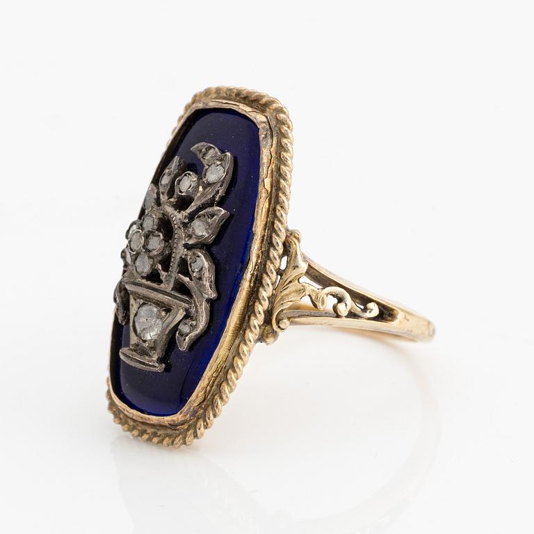 Ring, guld, med blå emalj och blomurna med rosenslipade diamanter.
