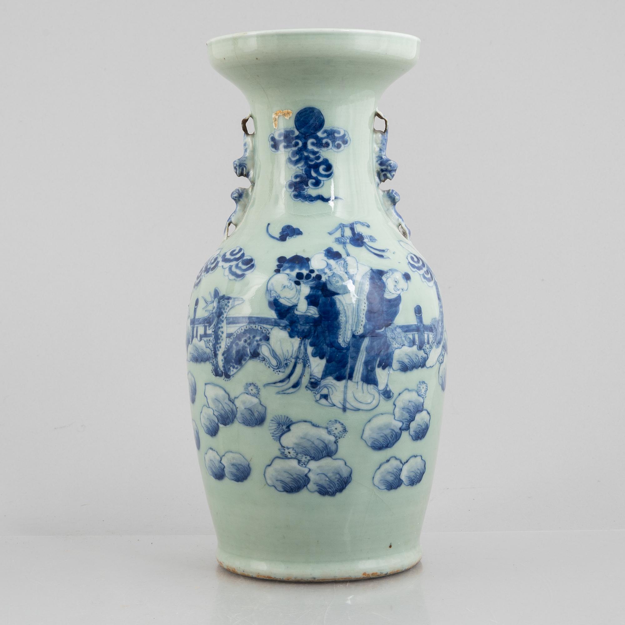 A porcelain vase, China, Qing dynasty, 19th century.