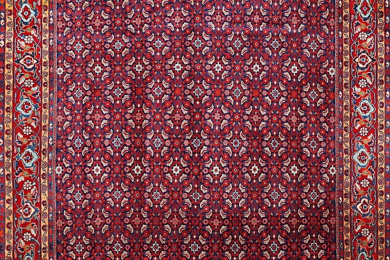 A carpet, Sarouk, c. 323 x 205 cm.