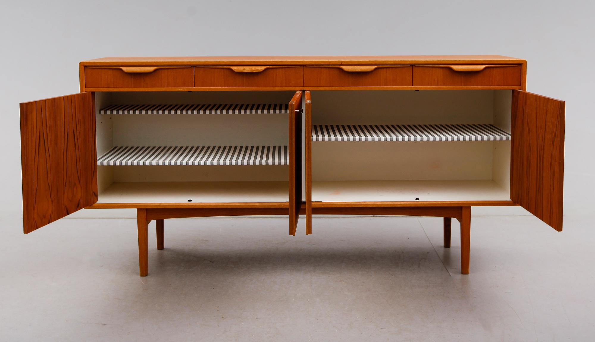 SIDEBOARD, Bertil Fridhagen, Bodafors, 1900-talets andra hälft.
