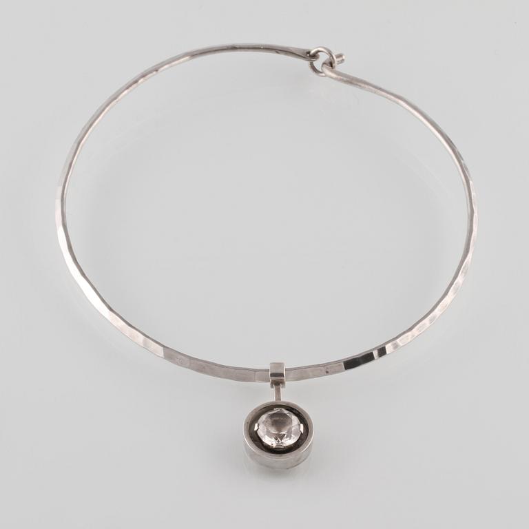 COLLIER, sterlingsilver med fasettslipad bergkristall, Göran Kuhlin, Göteborg, 1976. Vikt 33 g.