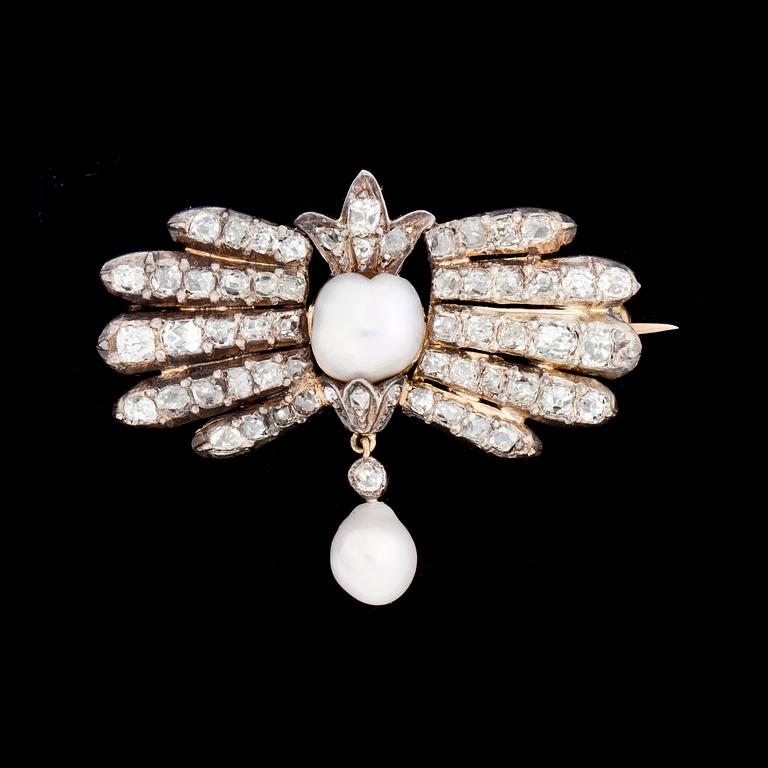 BROSCH, 18k guld och silver, besatt med fasettslipade diamanter och pärlor. 1900-talets början. Vikt ca 8,3 g.